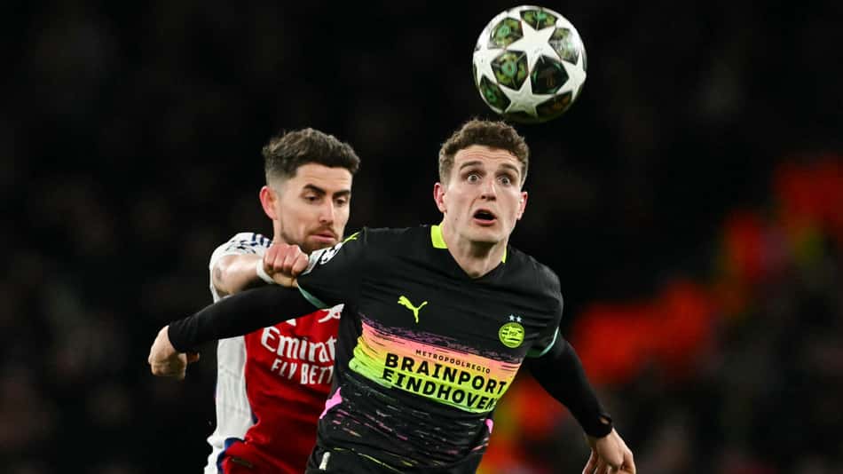 Alvo do Flamengo, Jorginho disputa bola pelo Arsenal, na Champions League