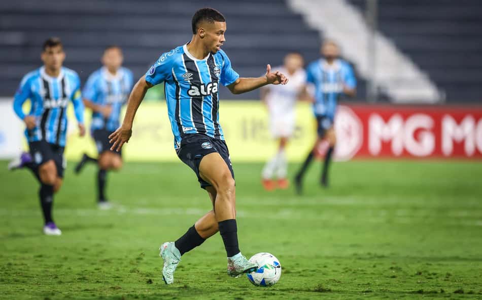 Alysson com a bola no empate em 0 a 0 do Grêmio com o Atlético Grau. (Foto: Lucas Uebel/Grêmio FBPA)