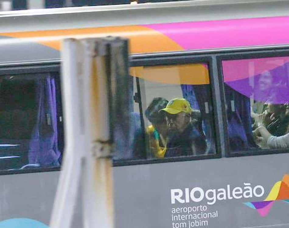 Carlo Ancelotti chega ao aeroporto e entra no ônibus (foto: Rafael Ribeiro/CBF)