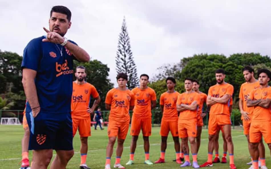 António Oliveira é apresentado no Sport e foca em resultados imediatos