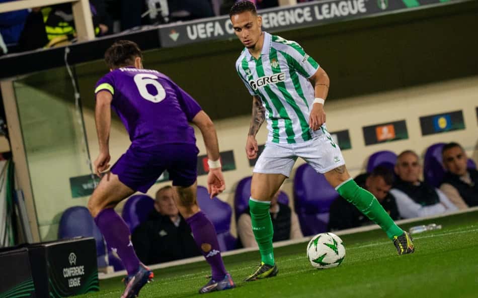 Antony alfineta Manchester United e celebra final da Conference League com o Betis