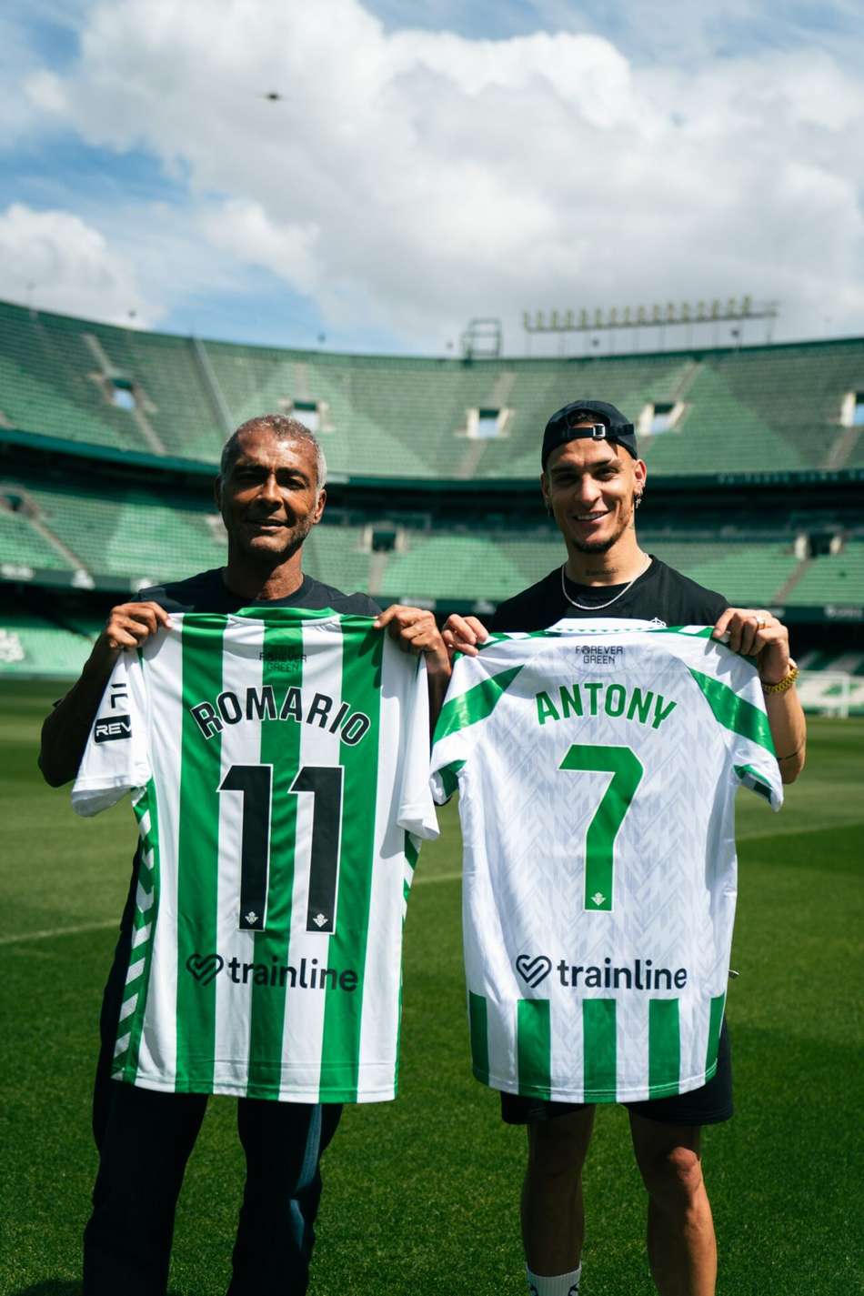Antony e Romário no Estádio Benito Villamarín, do Real Bétis (Foto: Reprodução/X)