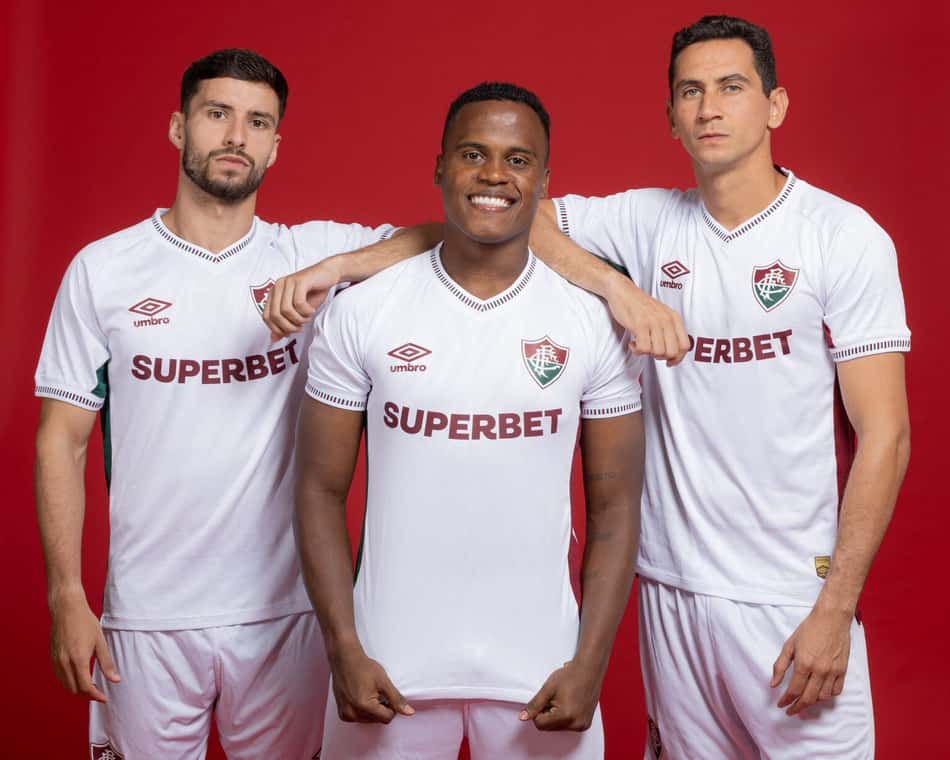 Arias com o novo uniforme do Fluminense (Foto: Marcelo Gonçalves/Fluminense)