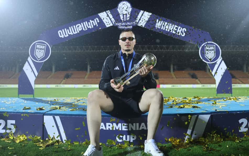 Dois títulos em menos de uma semana: Ex-Grêmio celebra temporada campeã na Europa