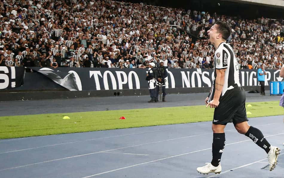 Herói do Botafogo, Artur desabafa sobre adaptação e celebra momento