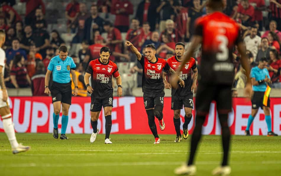 Athletico-PR vence o Brusque e vai às oitavas da Copa do Brasil