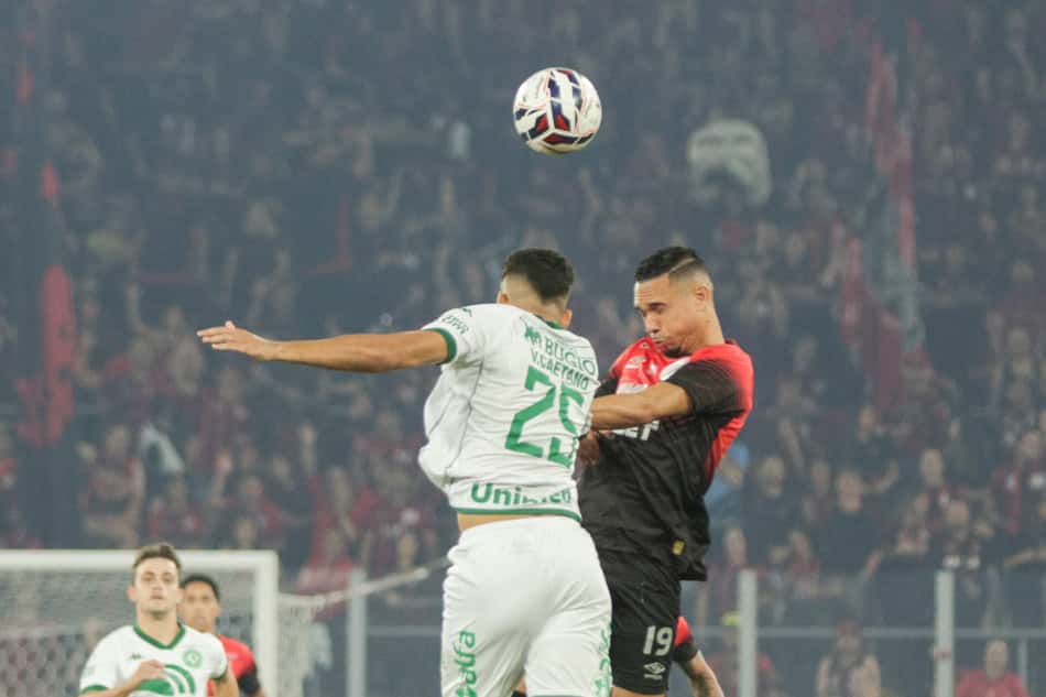 Luiz Fernando e Victor Caetano em Athletico-PR x Chapecoense, na Ligga Arena (foto: Robson Mafra/AGIF)