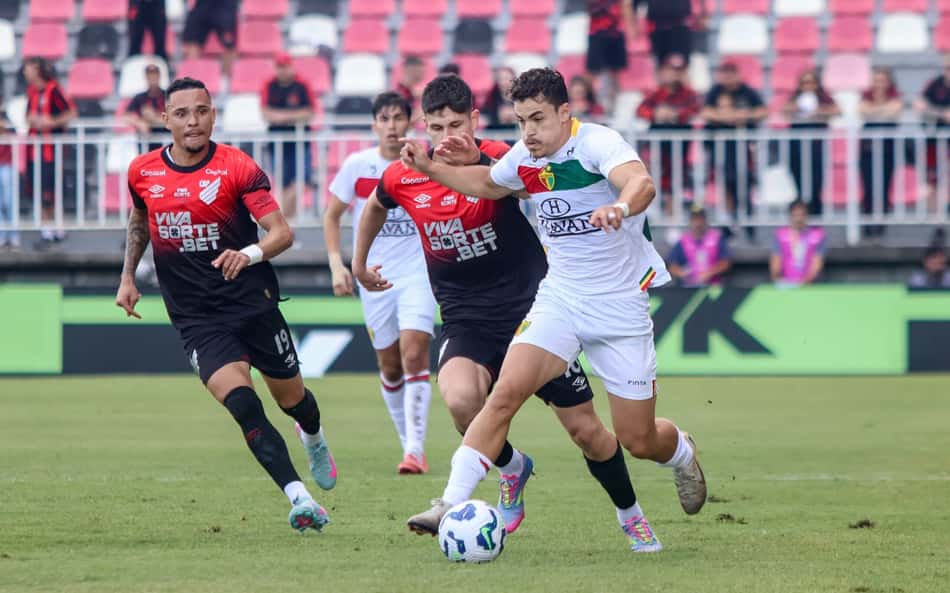 Brusque e Athletico-PR empatam sem gols pela Copa do Brasil e deixam vaga em aberto