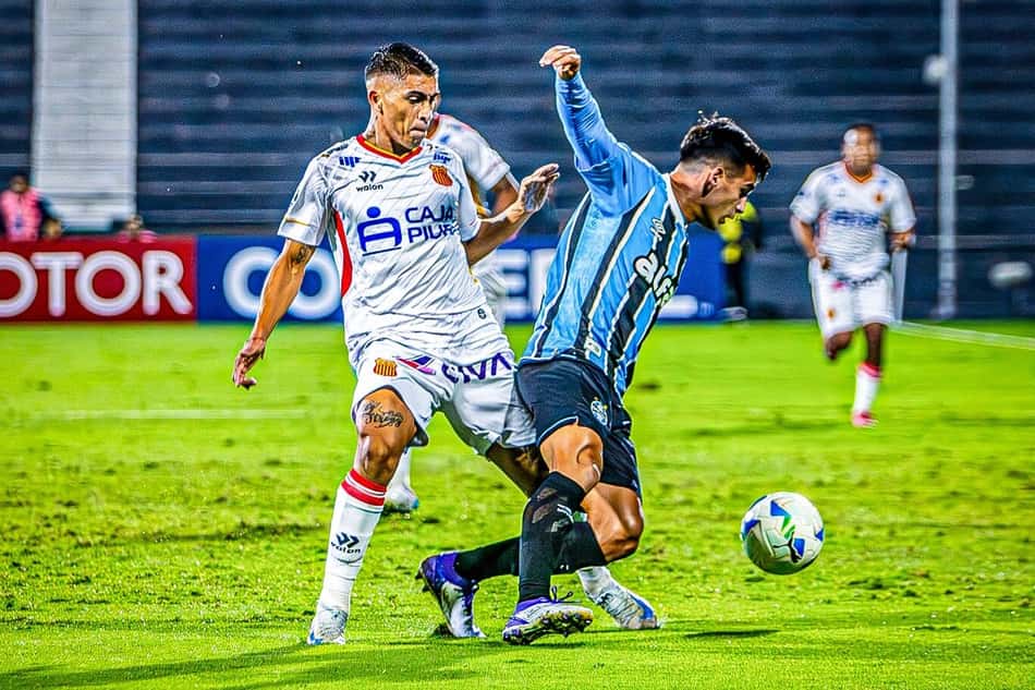 Lance do jogo entre Atlético Grau-PER e Grêmio. (Foto: Divulgação/Atlético Grau)