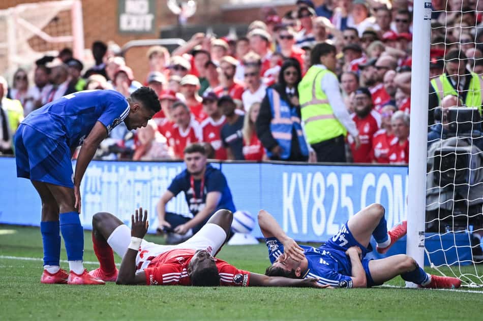 Awoniyi caído no gramado após se chocar com a trave no jogo entre Nottingham Forest e Leicester