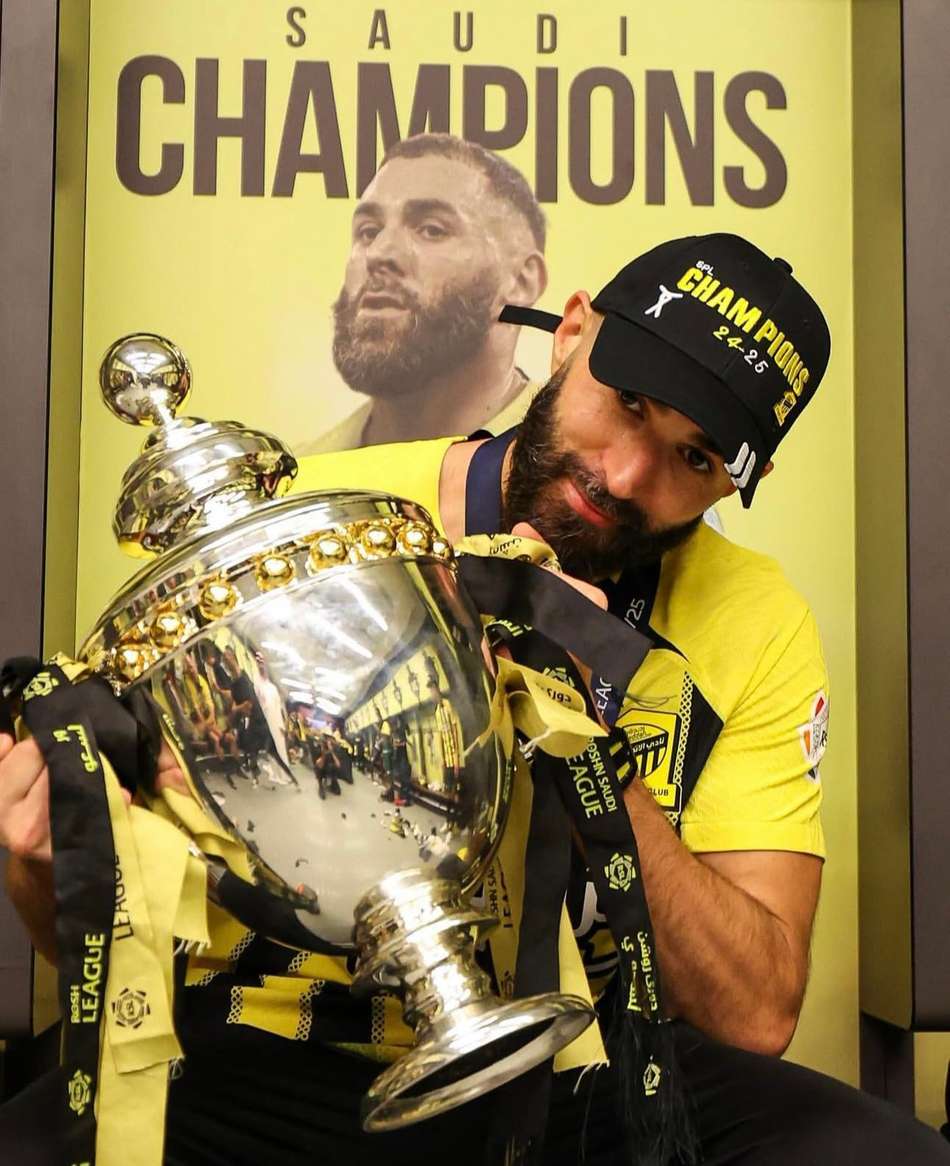 Benzema erguendo o título da Copa da Arábia Saudita (Foto: Reprodução/X)