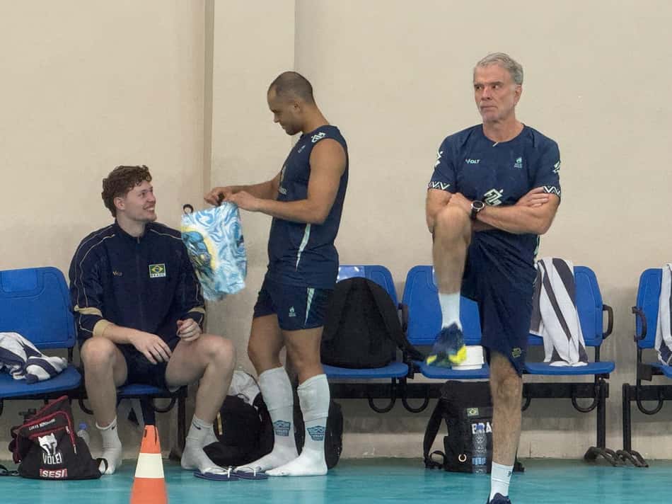 Técnico Bernardinho no treino da Seleção Brasileira masculina de vôlei (foto: Kauhan Fiaux)