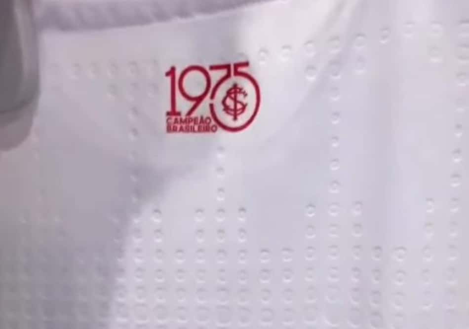 Detalhe nova camisa branca do Internacional