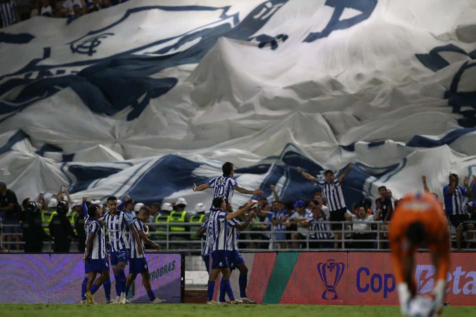 CSA comemora gol da vitória sobre o Grêmio. (Foto: Marlon Costa/AGIF)