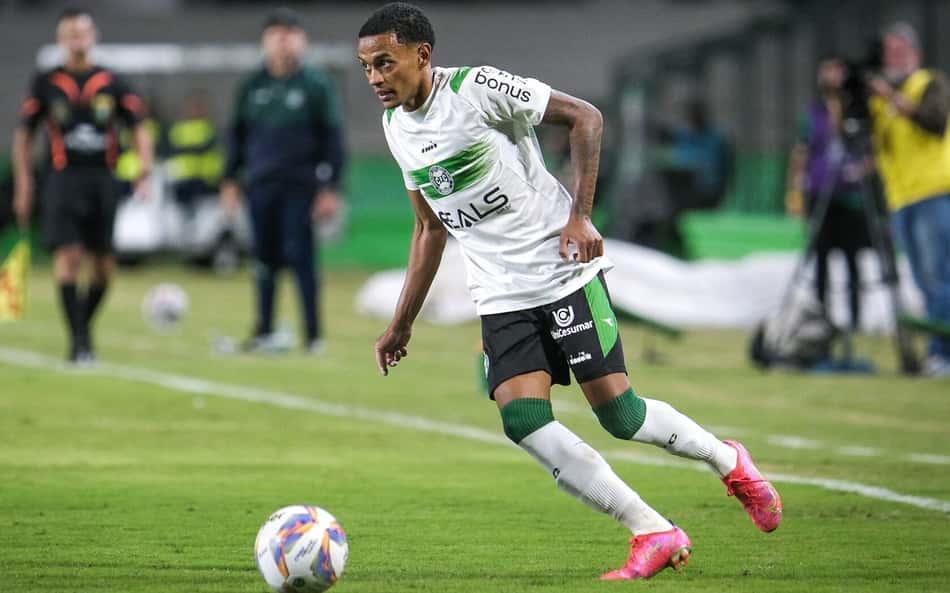 Atacante do Coritiba se pronuncia após sofrer agressão em festa