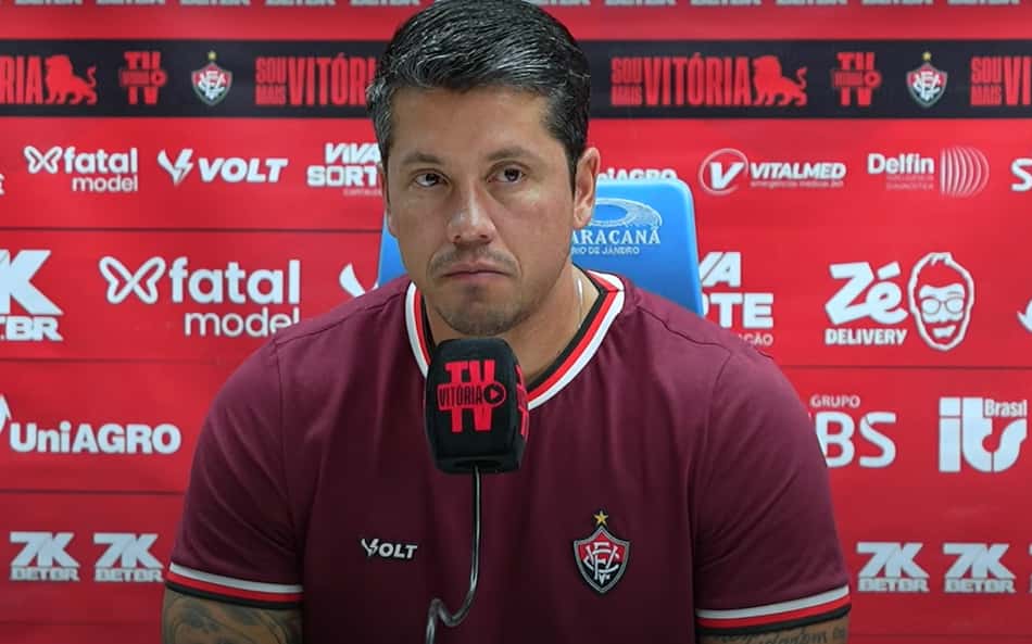 Assista à íntegra da entrevista coletiva de Thiago Carpini, técnico do Vitória