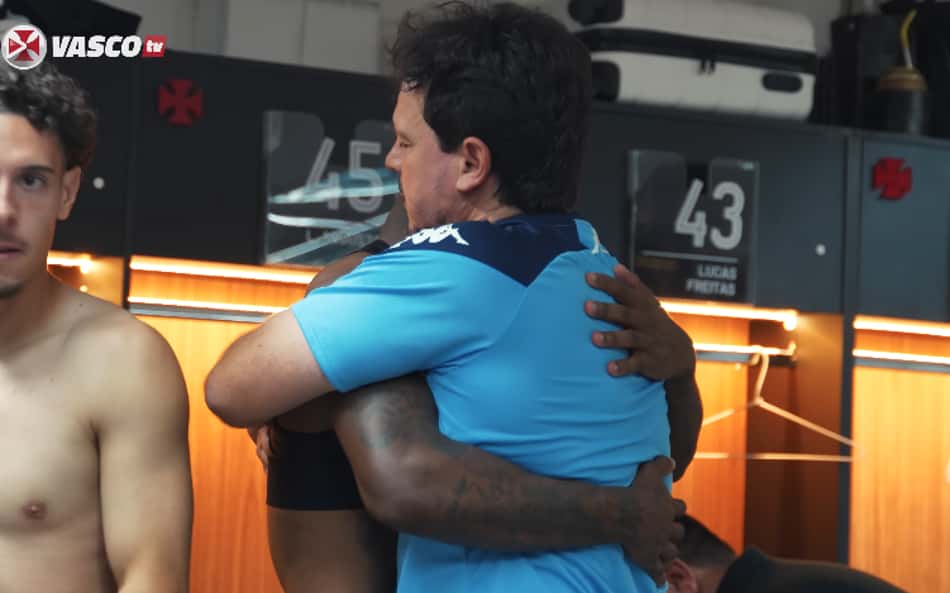 Bastidores do Vasco mostram abraço entre Diniz e Loide após classificação na Copa do Brasil