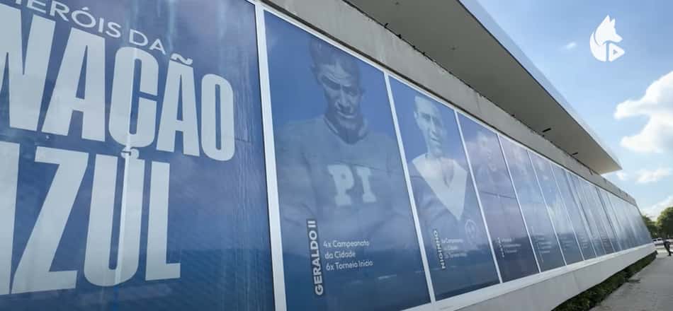 Painel de ídolos do Cruzeiro na Toca da Raposa (Foto: Reprodução YouTube/Cruzeiro)