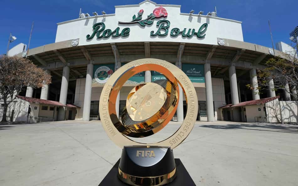 Troféu do Mundial de Clubes da Fifa é exposto no Rose Bowl Stadium (Foto: Reprodução)