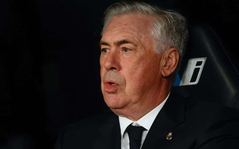Carlo Ancelotti no banco do Real Madrid em sua penúltima partida no Santiago Bernabéu