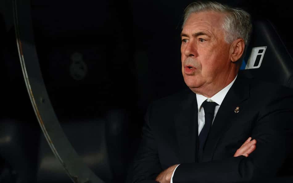Carlo Ancelotti no banco do Real Madrid em sua penúltima partida no Santiago Bernabéu