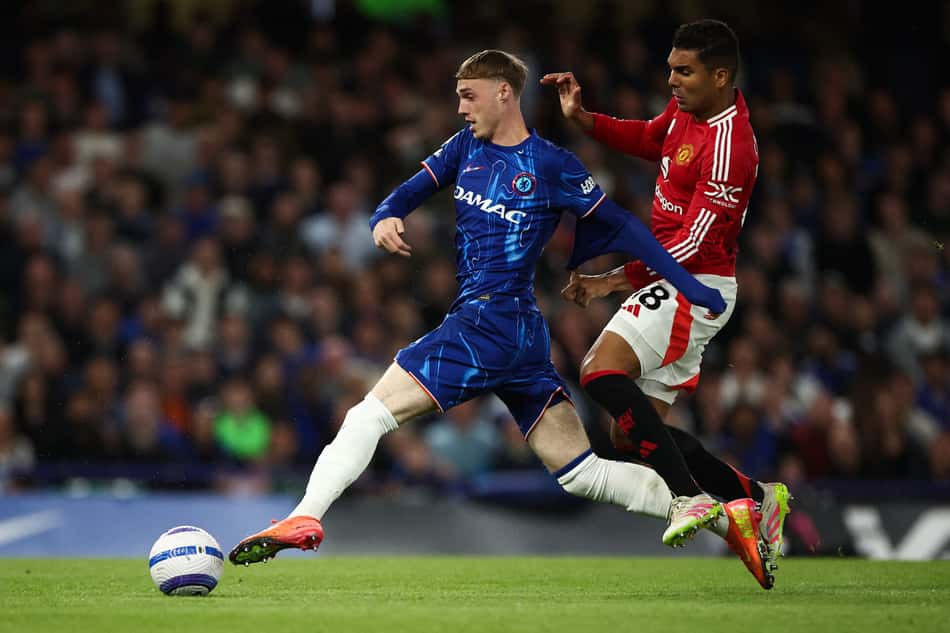 Cole Palmer e Casemiro disputam bola em Chelsea x Manchester United, pela Premier League