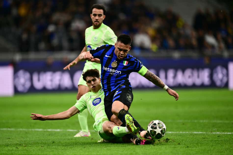 Cubarsí na dividida com Lautaro Martínez que ocasionou o pênalti para a Inter (Foto: Marco BERTORELLO/AFP)