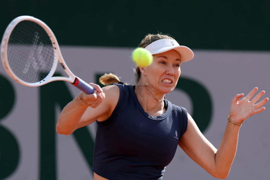 Danielle Collins dá um forehand contra Olga Danilovic (foto: ALAIN JOCARD / AFP)