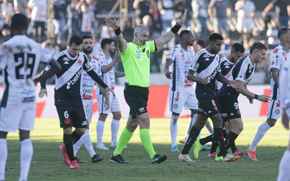 Operário x Vasco: comentarista de arbitragem detona VAR após decisão polêmica de Daronco