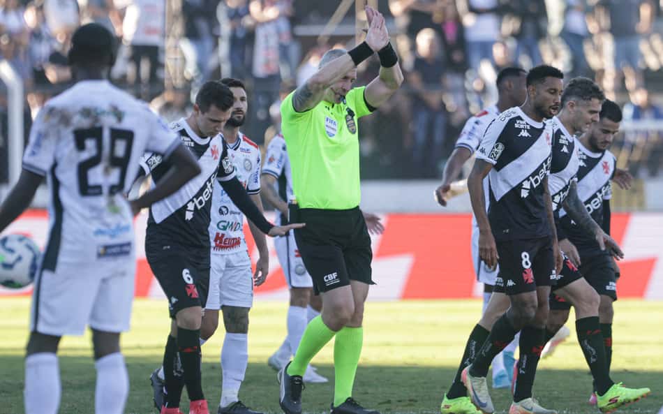 Operário-PR x Vasco: CBF divulga áudio do VAR em pênalti anulado por Daronco