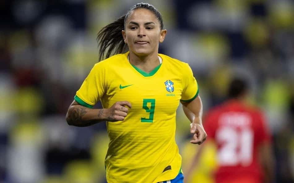 Debinha e Lais Estevam são cortadas da Seleção feminina por lesão; veja substitutas