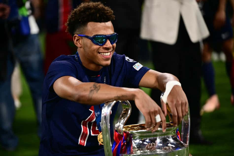 Doué posa para foto com troféu da Champions League do PSG