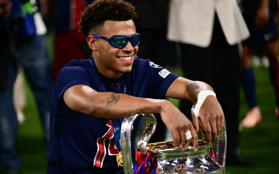 Doué posa para foto com troféu da Champions League do PSG