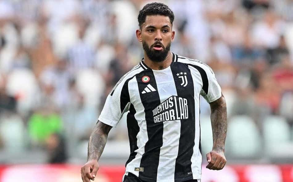 Douglas Luiz termina namoro com jogadora mais seguida do mundo, diz jornal