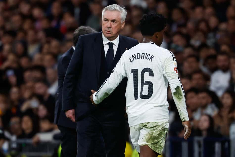 Endrick cumprimenta Ancelotti ao ser substituído em Real Madrid x Mallorca, pela La Liga