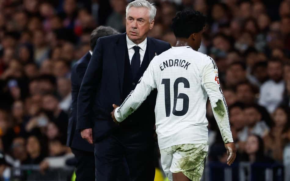 Endrick cumprimenta Ancelotti ao ser substituído em Real Madrid x Mallorca, pela La Liga