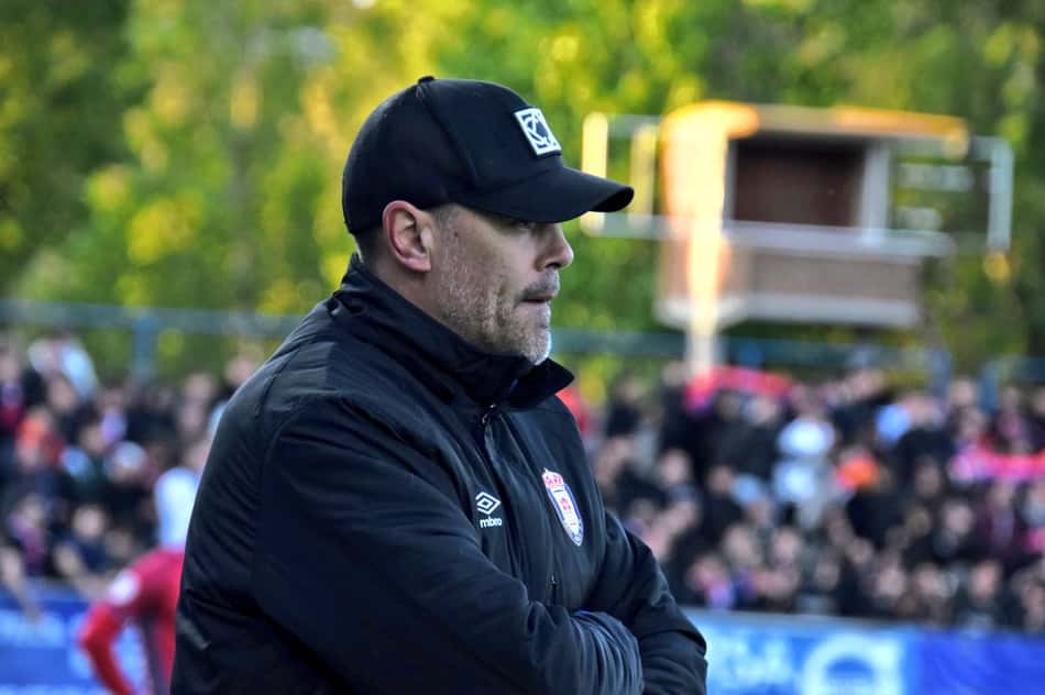 Ex-Barcelona, Víctor Valdés acompanha jogo do Real Ávila
