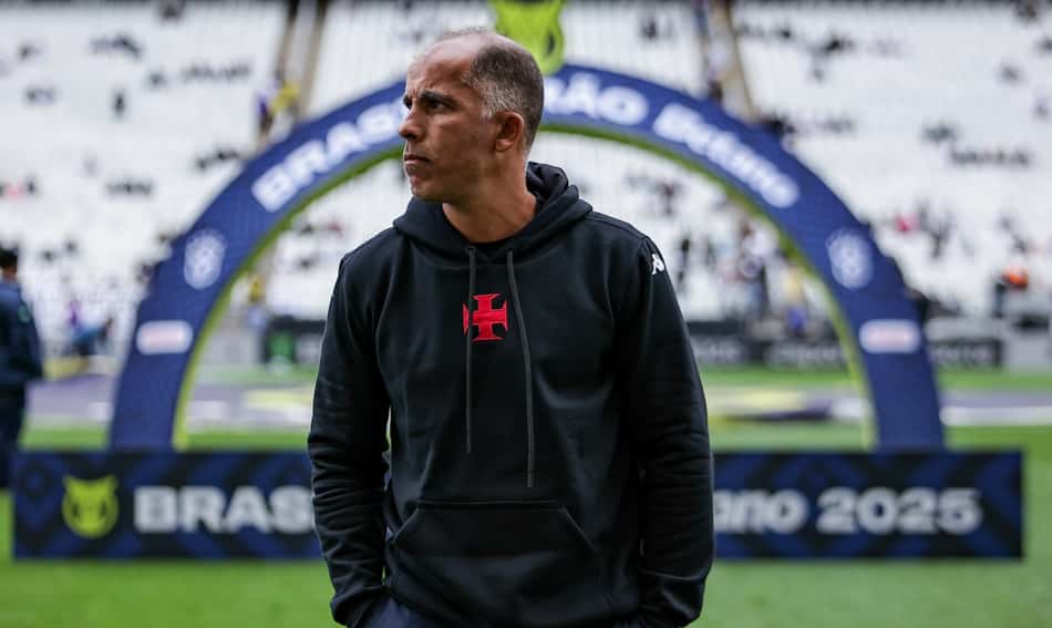 Felipe, treinador do Vasco, concede entrevista coletiva
