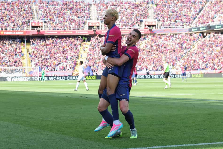 Ferran Torres abraça Lamine Yamal na comemoração do gol do Barcelona sobre o Real Madrid