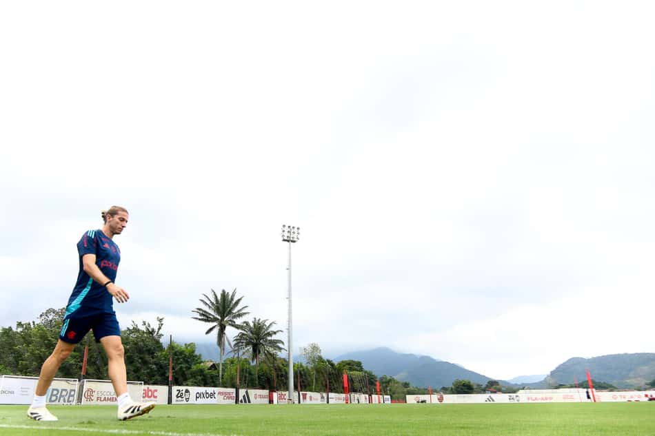 Filipe Luís, do Flamengo, em treino antes de jogo contra o Palmeiras
