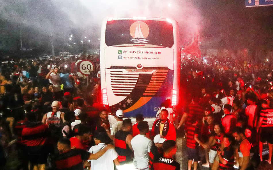 Flamengo chega a São Luís com festa da torcida na madrugada