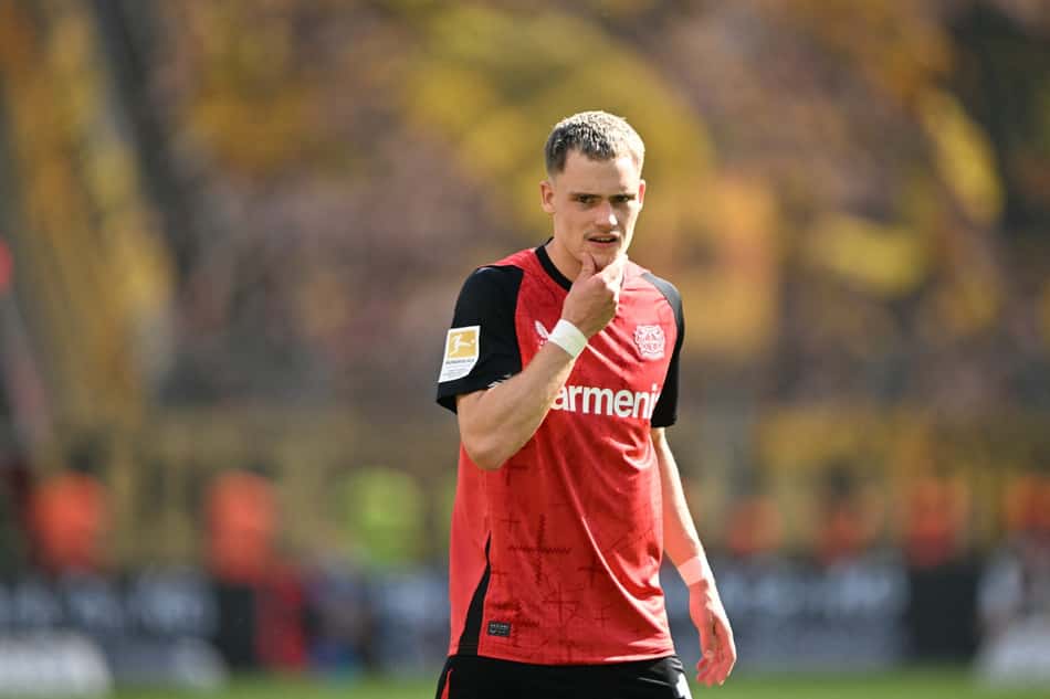 Florian Wirtz em ação pelo Bayer Leverkusen contra o Dortmund, pela Bundesliga