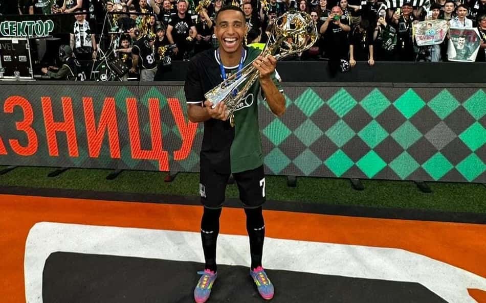 Ex-Botafogo comemora título inédito do Campeonato Russo com destaque