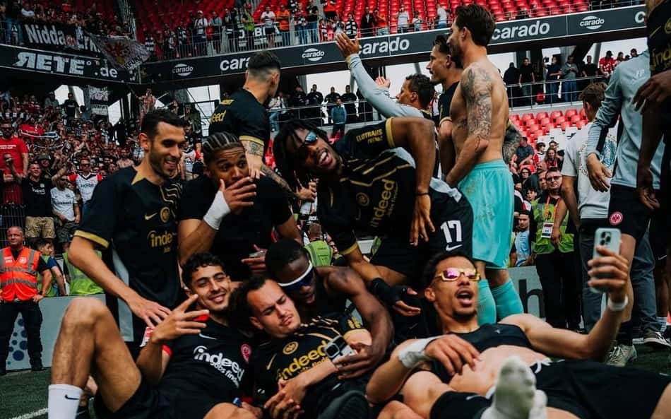 Frankfurt vai à Champions e comemora em posto de gasolina; veja o vídeo