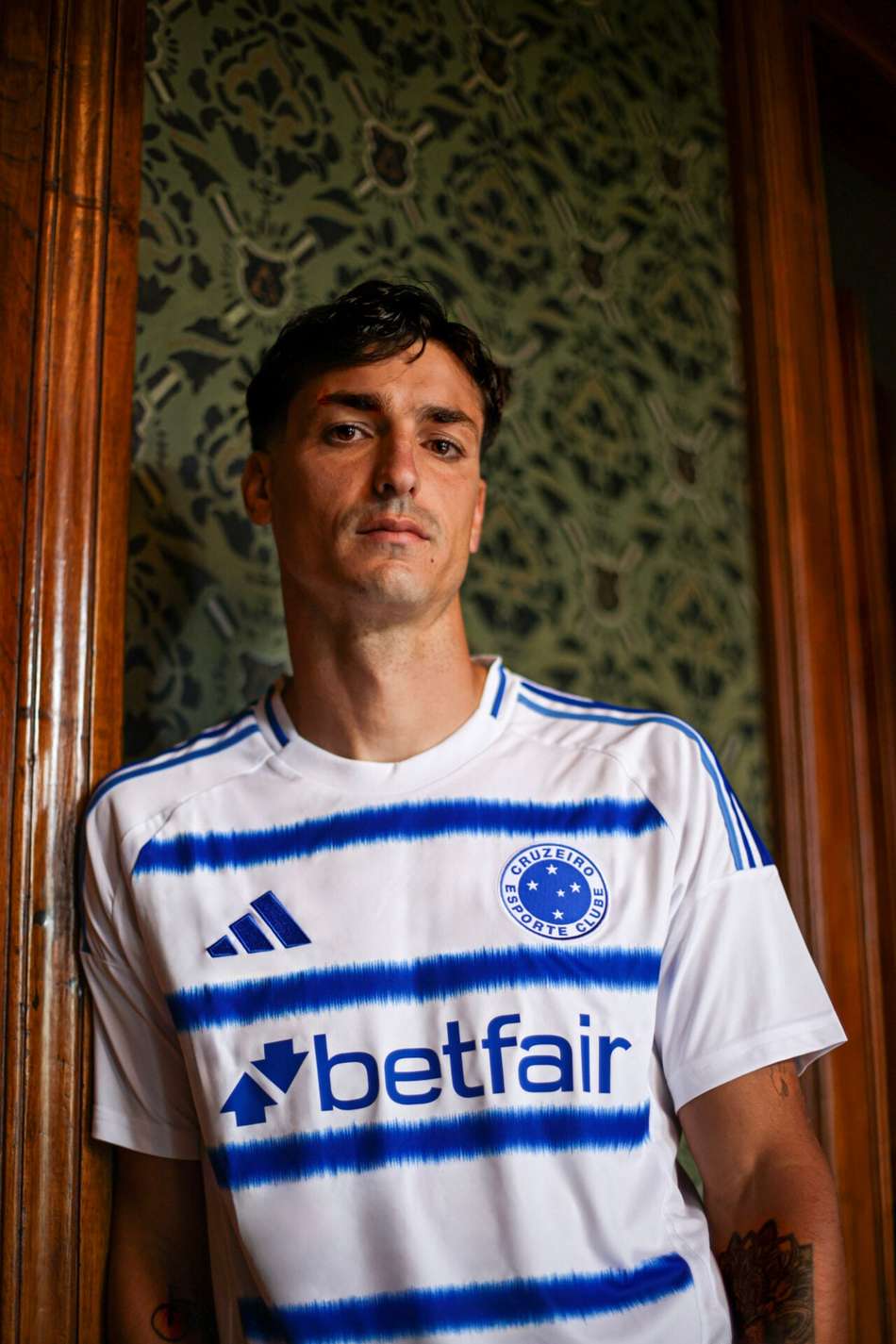 Atacante Dinenno com camisa branca do Cruzeiro (Foto: Divulgação/Cruzeiro)
