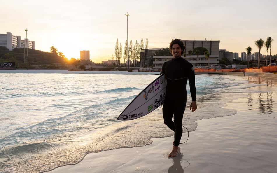 Gabriel Medina volta a surfar quatro meses após cirurgia