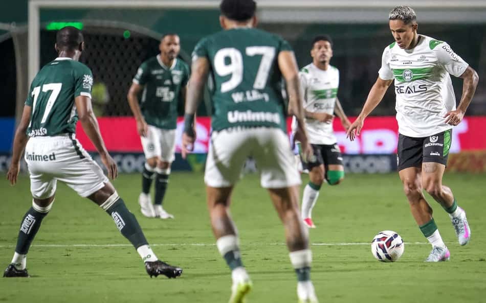 Goiás vence Coritiba em casa e assume a liderança da Série B