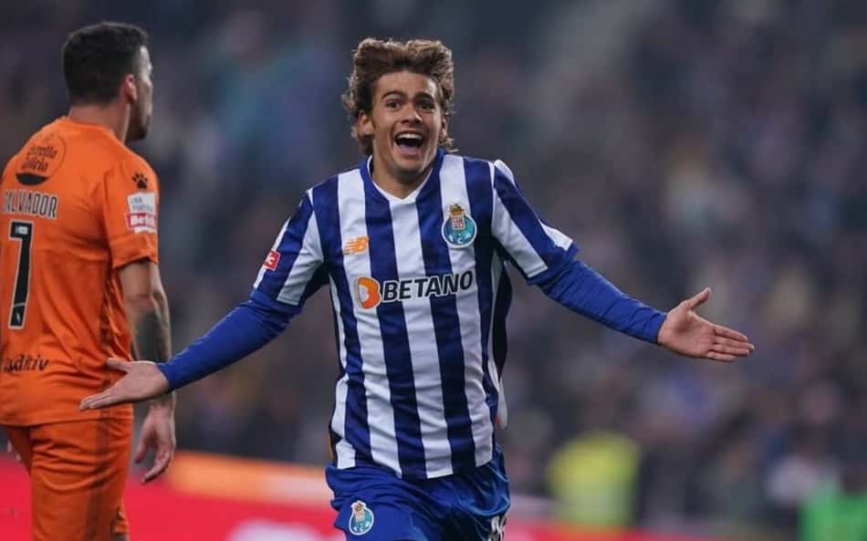Rodrigo Mora comemora gol pelo Porto