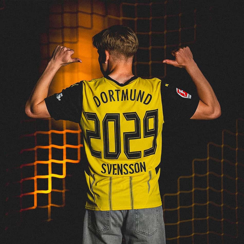 Daniel Svensson exibe camisa com data de novo contrato com o Borussia Dortmund