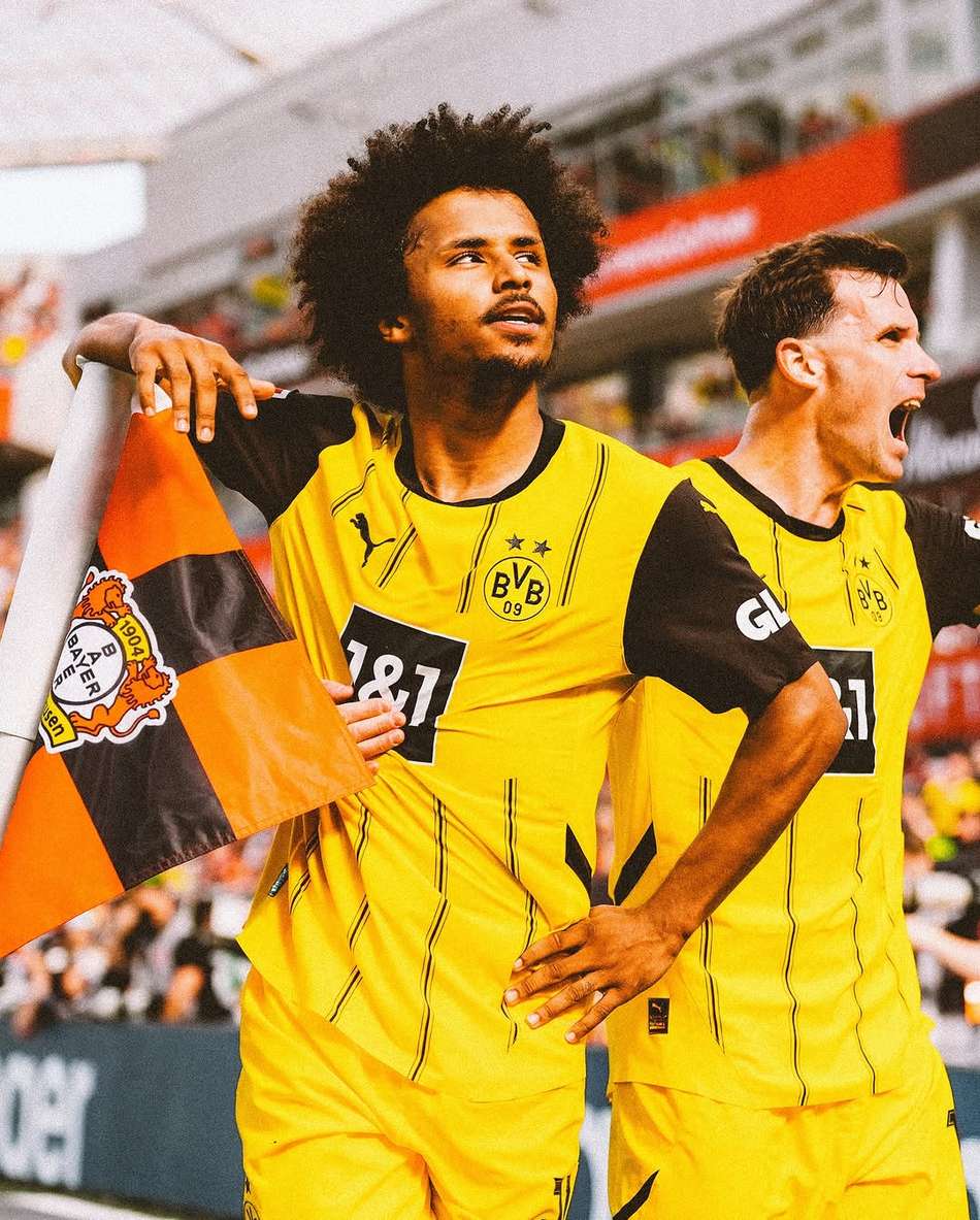 Adeyemi comemora gol marcado pelo Borussia Dortmund